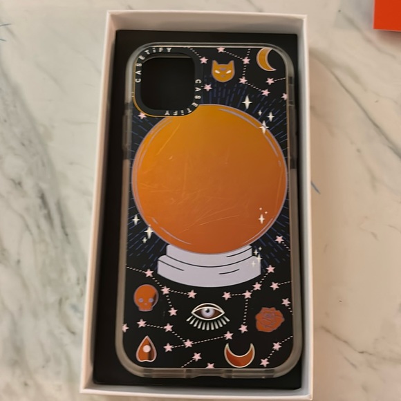 iPhone 11 case - Picture 1 of 6